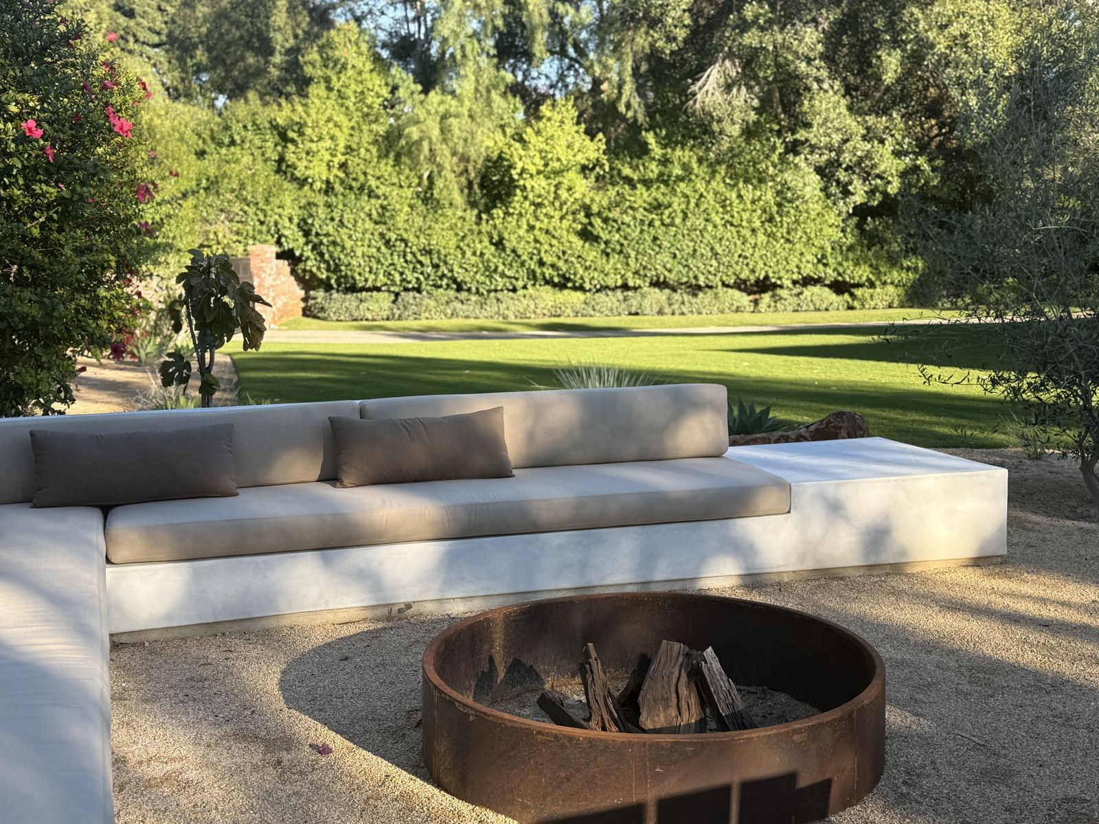 Outdoor fire pit lounge