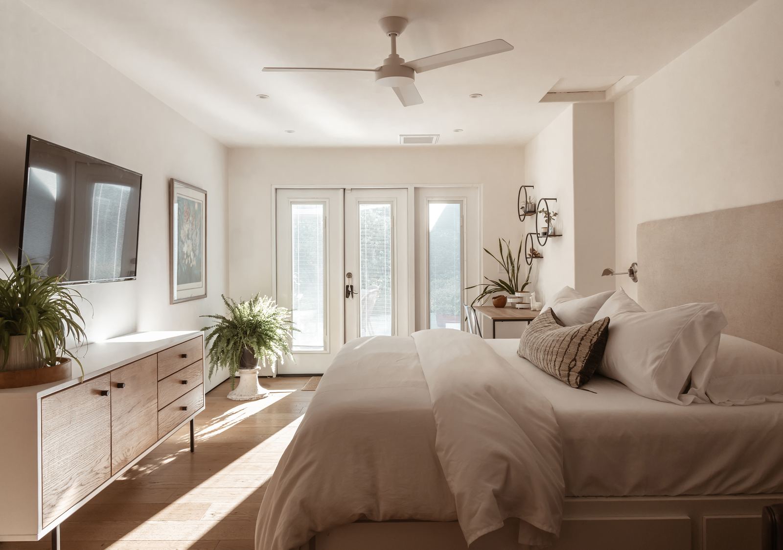 Second bedroom with doors to patio